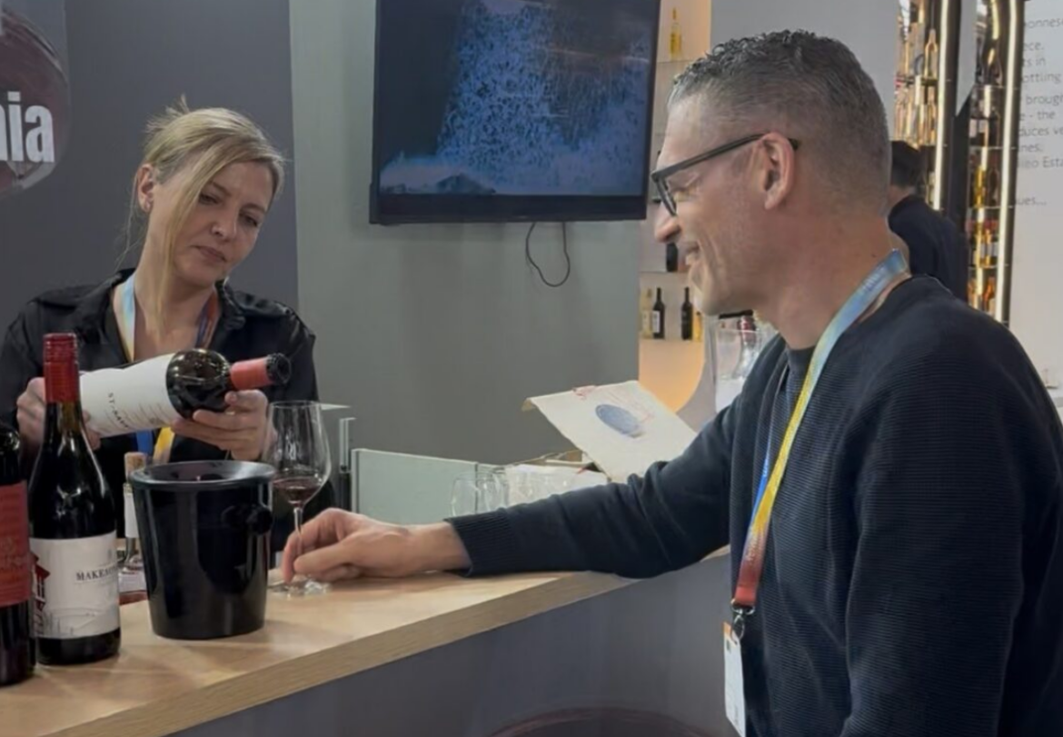 Greek wine bar in Düsseldorf draws crowds as guests sample retsina at PROWEIN