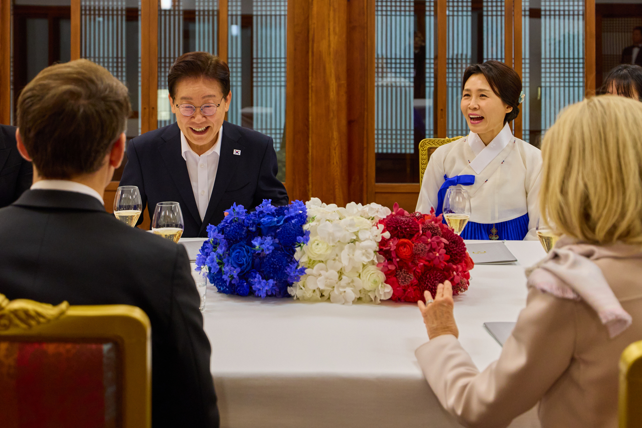President Lee Jae Myung (left) and first lady Kim Hea Kyung converse with French President Emmanuel Macron and Brigitte Macron at Cheong Wa Dae in Seoul on Thursday. (Cheong Wa Dae)