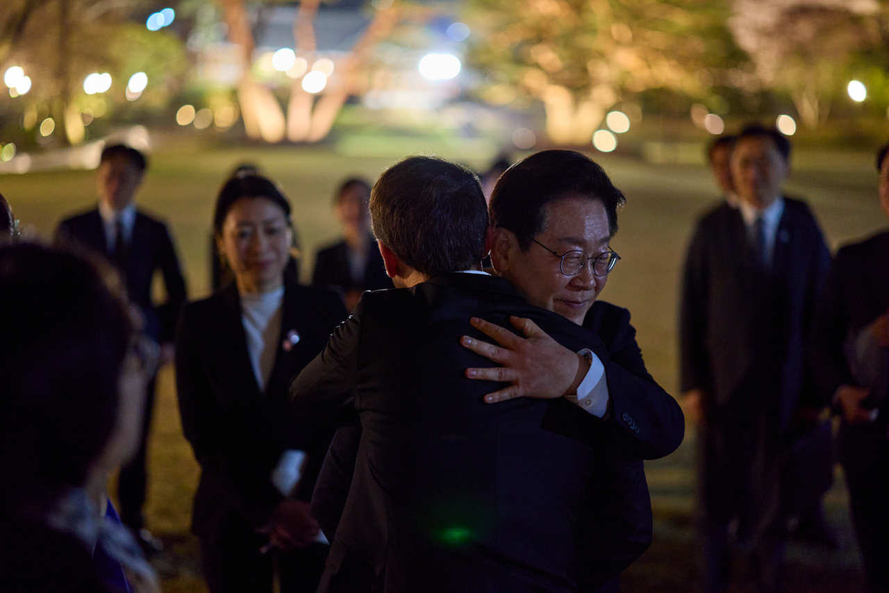 President Lee Jae Myung and French President Emmanuel Macron embrace as they bid farewell after the state banquet at Sangchunjae in Cheong Wa Dae in Seoul on Thursday. (Cheong Wa Dae via Yonhap)