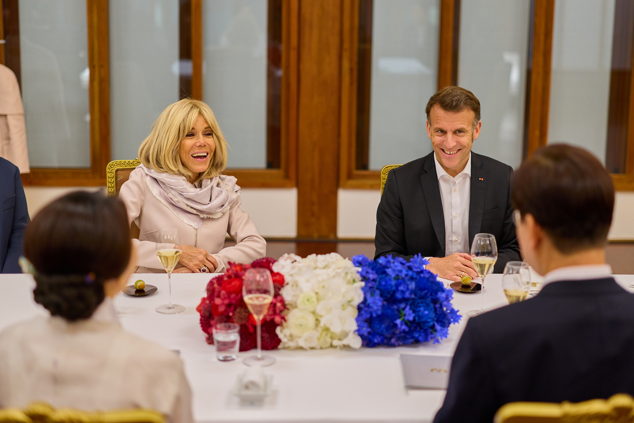French President Emmanuel Macron (right) and wife Brigitte Macron attend the state banquet at Cheong Wa Dae in Seoul on Thursday. (Cheong Wa Dae)