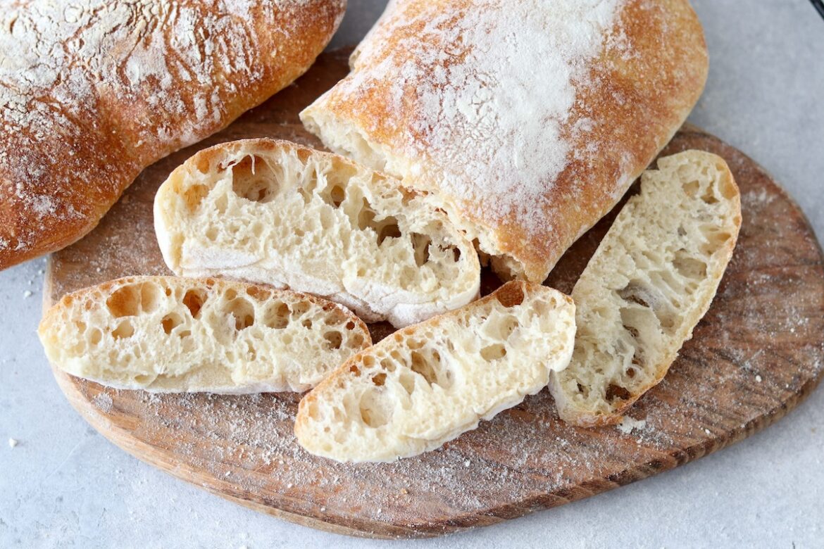 5 Chain Restaurants Serving the Best Unlimited Warm Breadsticks 5 Chain Restaurants Serving the Best Unlimited Warm Breadsticks