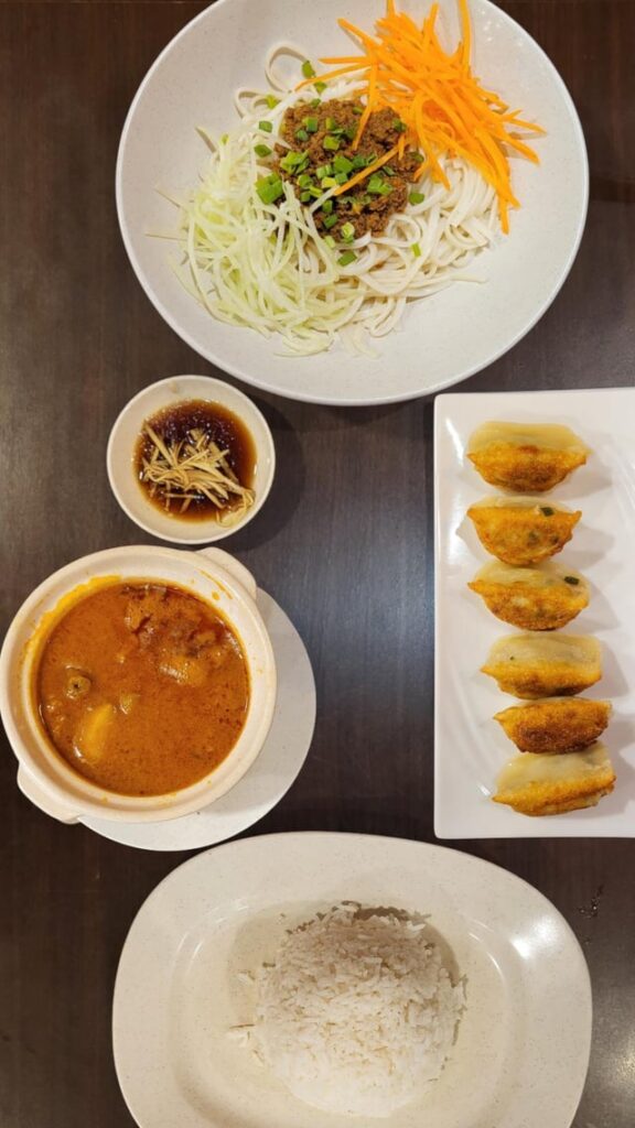 For today's breakfast, I ate Curry Chicken Rice, Fried Sauce Noodles, Shanghai Fried Dumplings, Sweetheart Cake, Kaya Puff, BBQ Pork Bun, and Salted Egg Yolk Pastry
