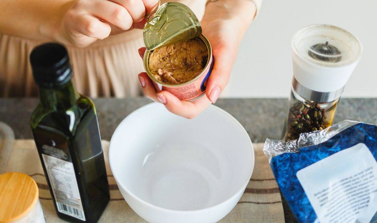 Picture of someone making tuna filling 
