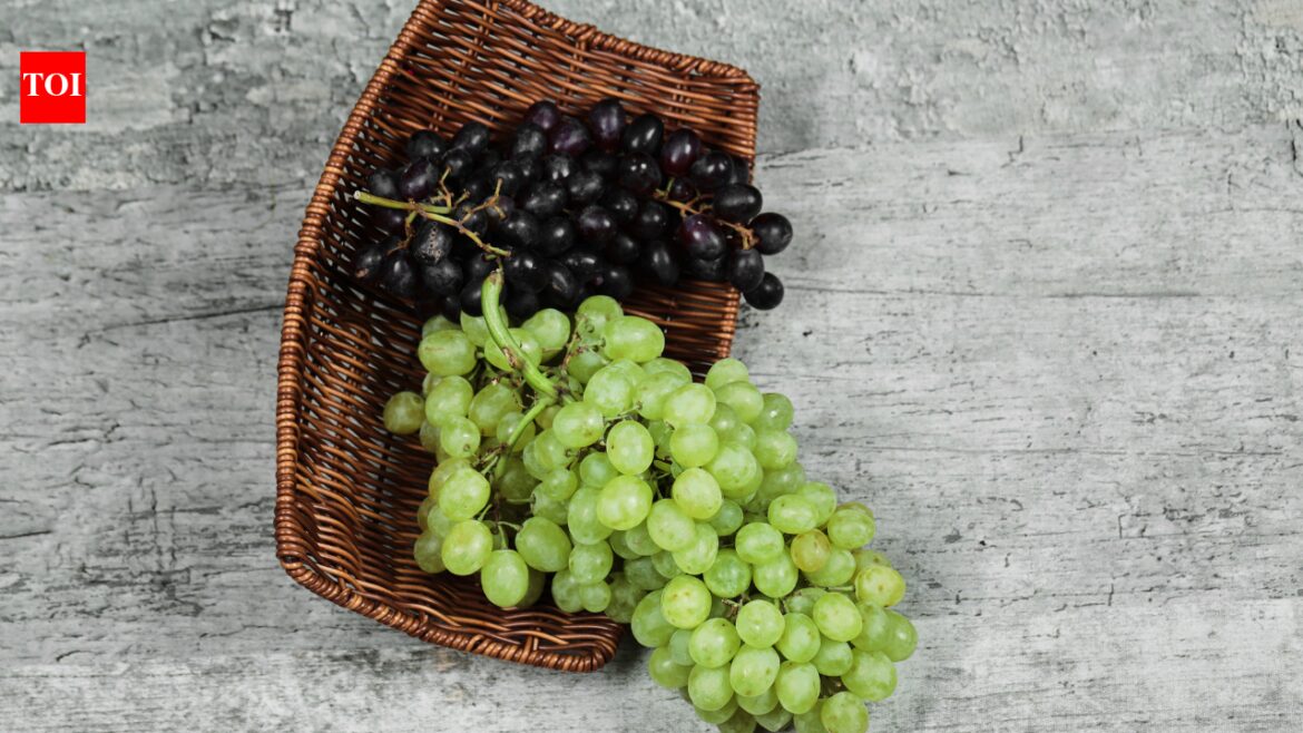 Green Grapes vs Black Grapes: Which has more antioxidants?