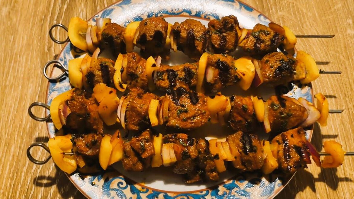 Brochettes d’agneau épicées/Spicy lamb skewers – Recette marocaine (Eng sub) Brochettes d'agneau épicées/Spicy lamb skewers - Recette marocaine (Eng sub)
