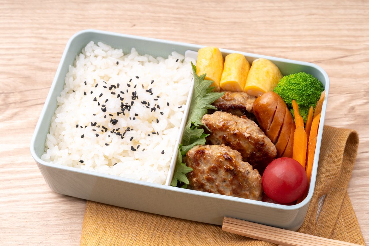 Three separate dishes can be prepared at the same time in one pan, letting you prepare a rolled egg, sausages, and mini hamburgers all at once for the lunch box. (© Pixta)