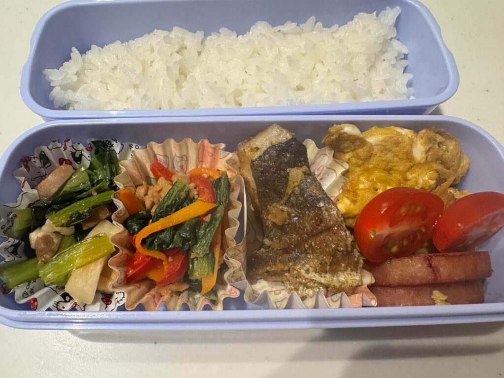 Homemade “Obento” (Japanese lunch box) for my daughter today! Standard, but made with a mother’s love. 🍱 Homemade "Obento" (Japanese lunch box) for my daughter today! Standard, but made with a mother’s love. 🍱