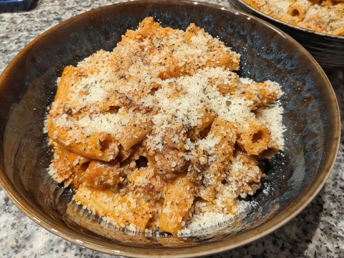 Rigatoni with sausage and mushrooms in a spicy/creamy tomato sauce Rigatoni with sausage and mushrooms in a spicy/creamy tomato sauce
