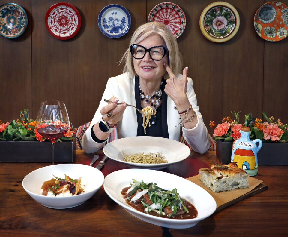 Italian Ambassador to Korea Emilia Gatto demonstrates the che buono gesture as she poses with Italian dishes during an interview with the Korea JoongAng Daily at Cornerstone restaurant in Gangnam District, southern Seoul, on Nov. 5. [PARK SANG-MOON]