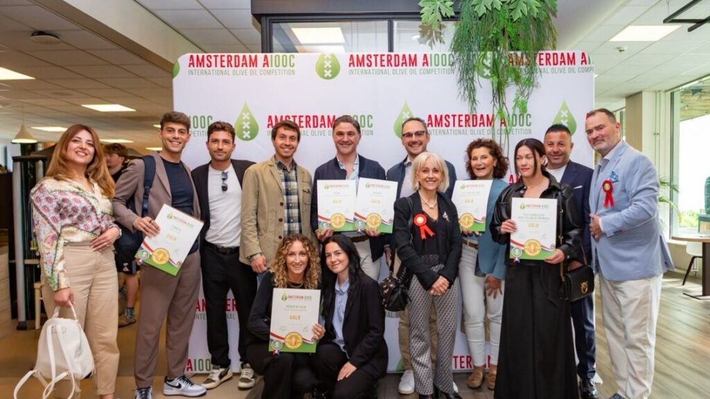 Italian olive oil conquers Amsterdam, a shower of awards at the AIOOC - News from Embassies