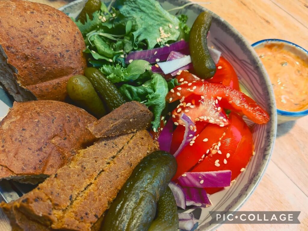 Burger bowl with keto bun (534 kcal, 33.7g protein, 21g fiber, and 23.1g fat) Burger bowl with keto bun (534 kcal, 33.7g protein, 21g fiber, and 23.1g fat)