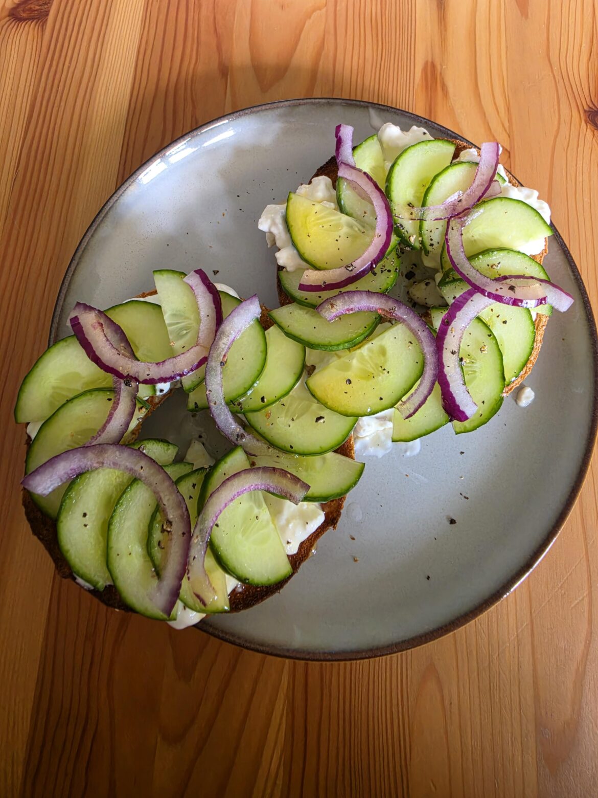 Cottage cheese and cucumber bagels