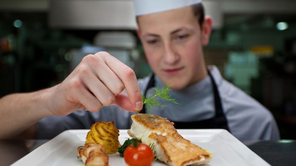 Young Chef Running Kitchen Alone Pushes Back After HR Clarification, Leading to Holiday Rush Fallout young chef plating a meal