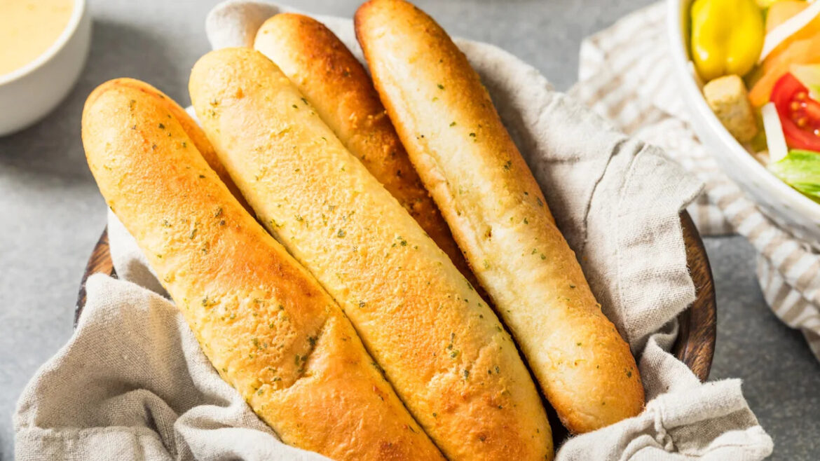 Olive Garden’s Infamous Breadsticks Are No Match For This Fast Food Chain Olive Garden's Infamous Breadsticks Are No Match For This Fast Food Chain