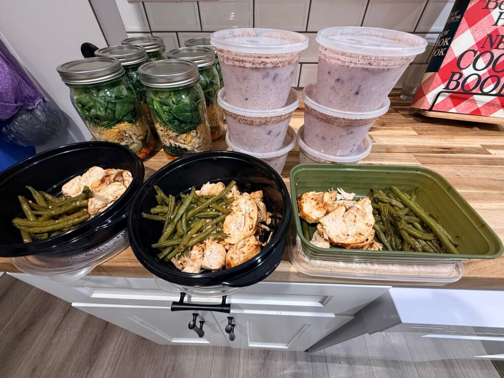 This week’s meal prep: 6 mason jar salads, overnight oats, and Italian chicken + green beans This week’s meal prep: 6 mason jar salads, overnight oats, and Italian chicken + green beans
