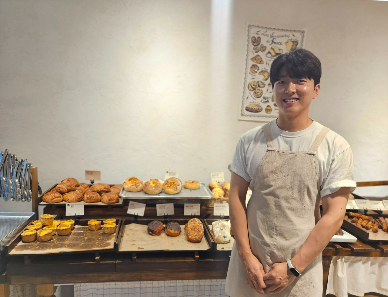 Park Jeong-won, 33, founder of Otre Bakery, poses for a photo at the flagship store in Cheonho-dong, Gangdong-gu, Seoul, on Wednesday after an interview. (Jin Jin)