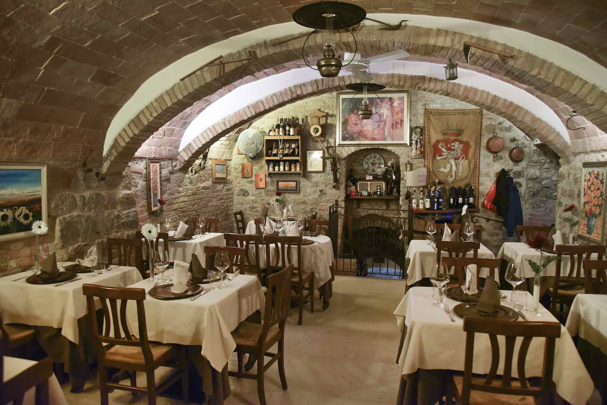 Perrucà Restaurant l'interno del ristorante Peruca a San Gimignano