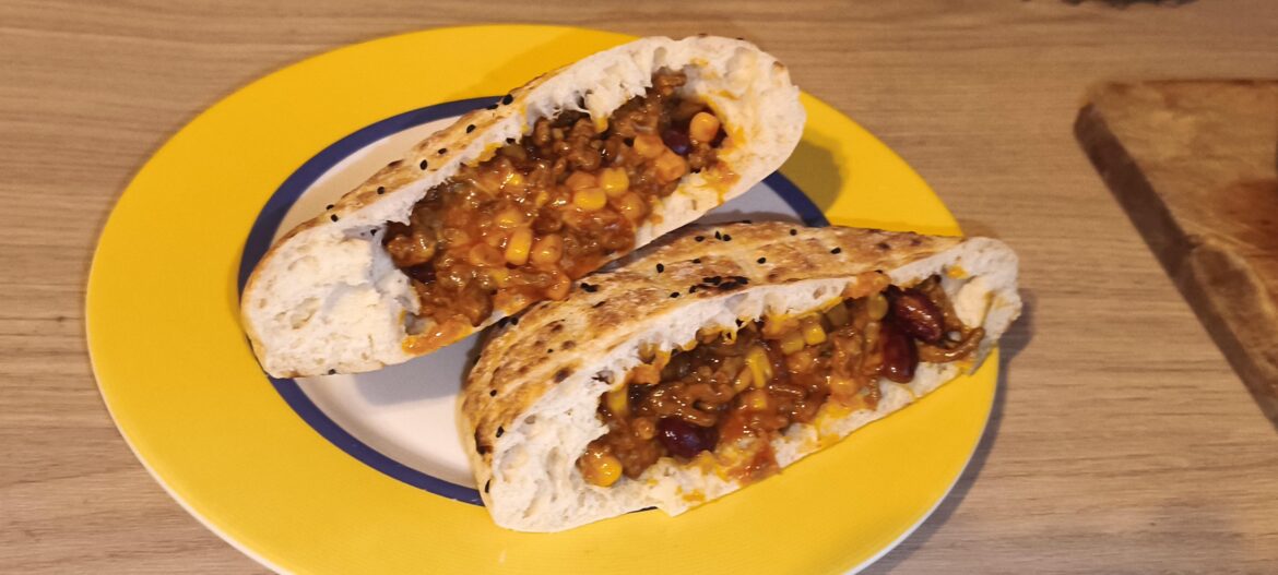 Chili con oriental bread