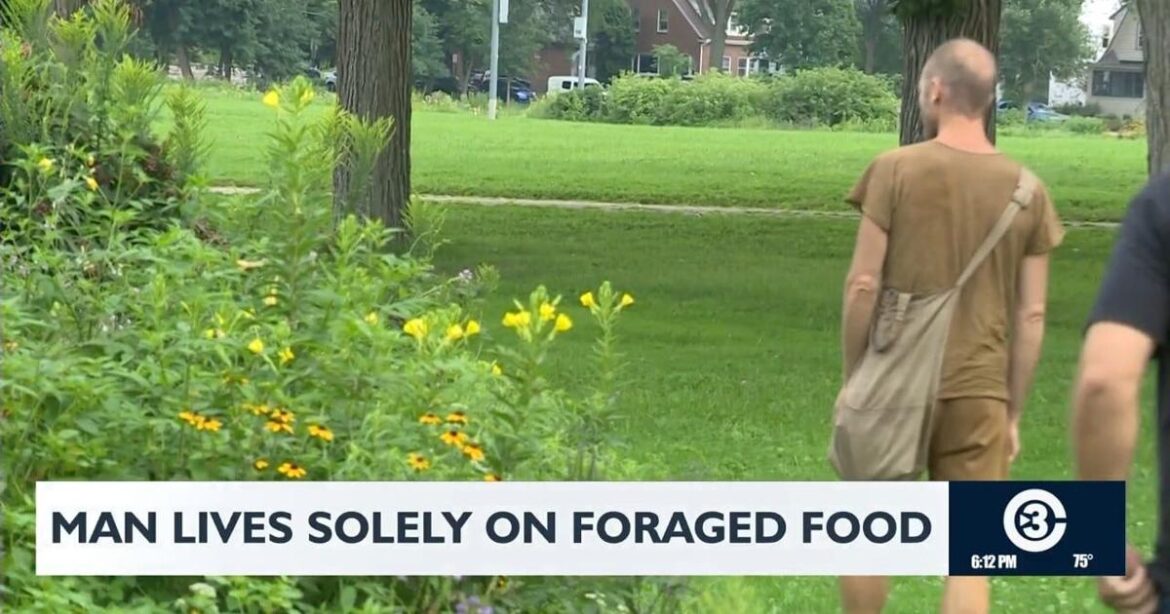 Robin Greenfield forages in Madison during yearlong food challenge | News Robin Greenfield forages in Madison during yearlong food challenge | News