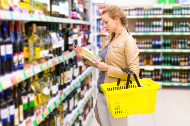 A womman buying wine in the supermarket