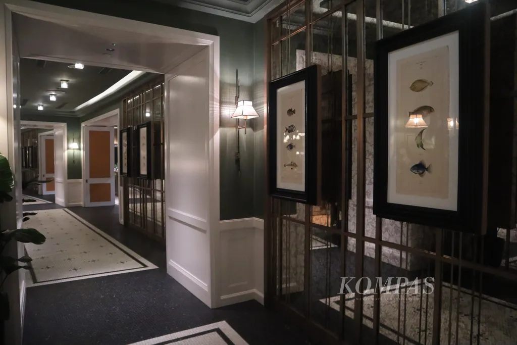 The atmosphere of the corridor leading to the main dining room at the Laurus Table restaurant, Resorts World Sentosa, Singapore, Thursday (10/9/2026) evening.