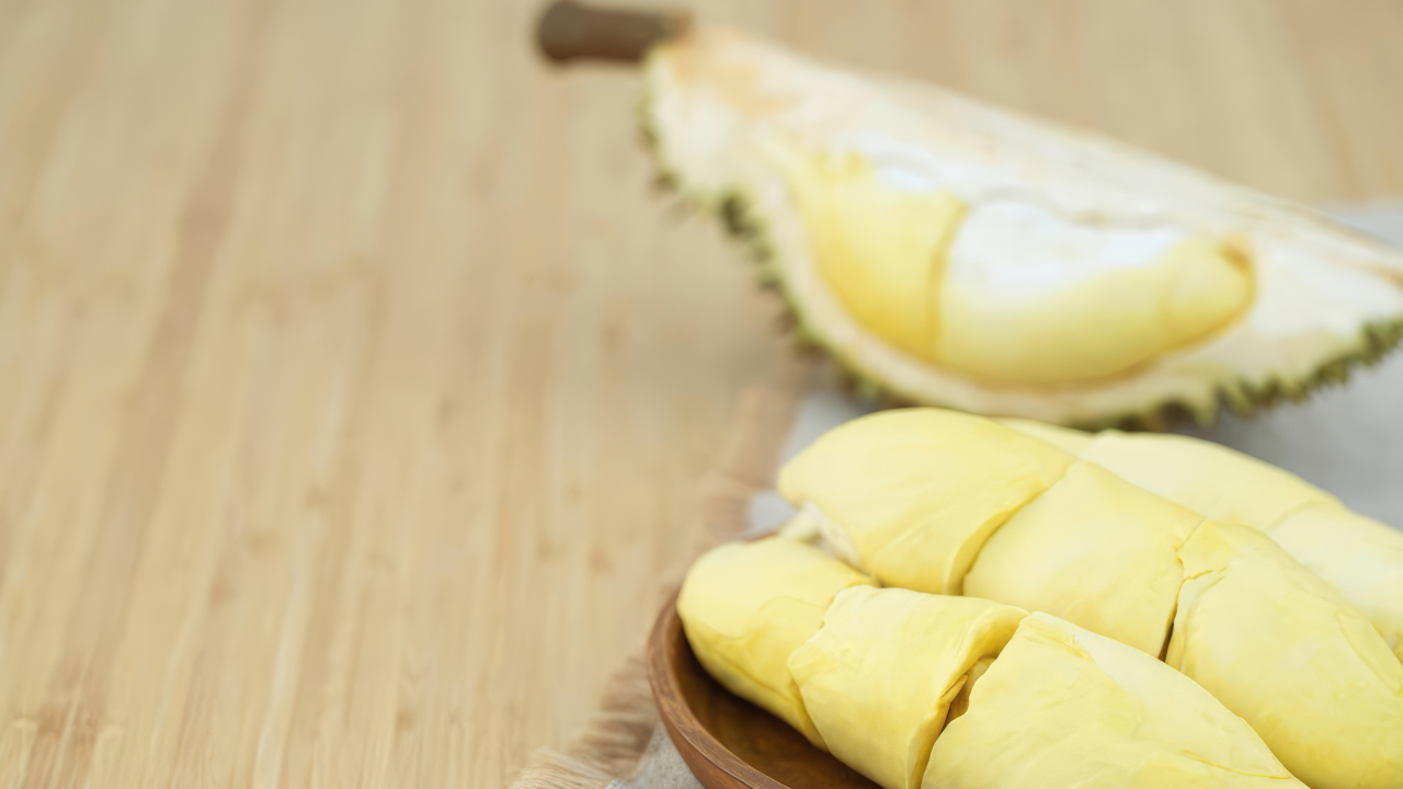 For vitamin B6 and potassium, banana comes ahead. For folate, vitamin C and polyphenols, pomegranate has more to offer.
