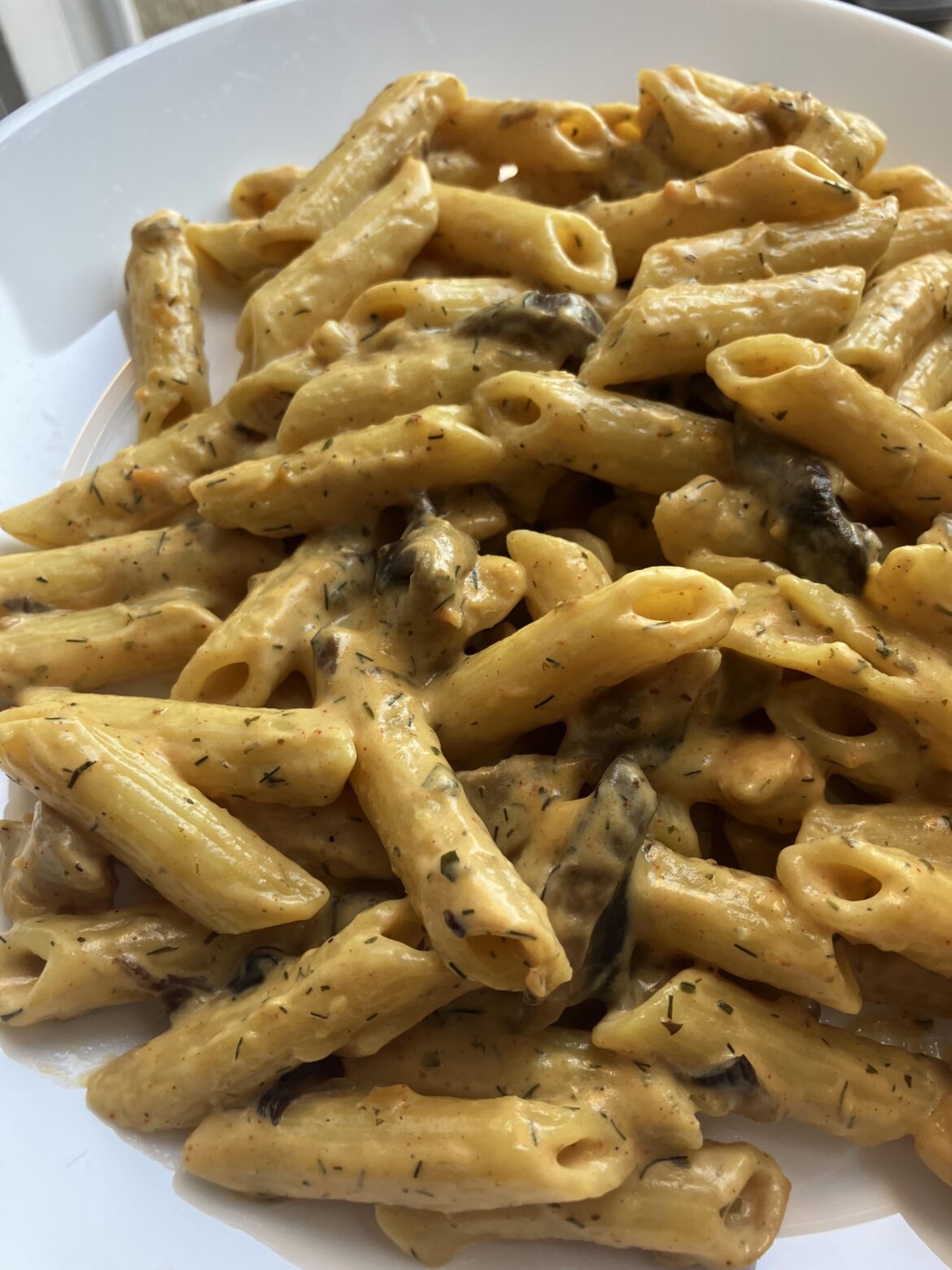 Penne with cream chicken and mushrooms
