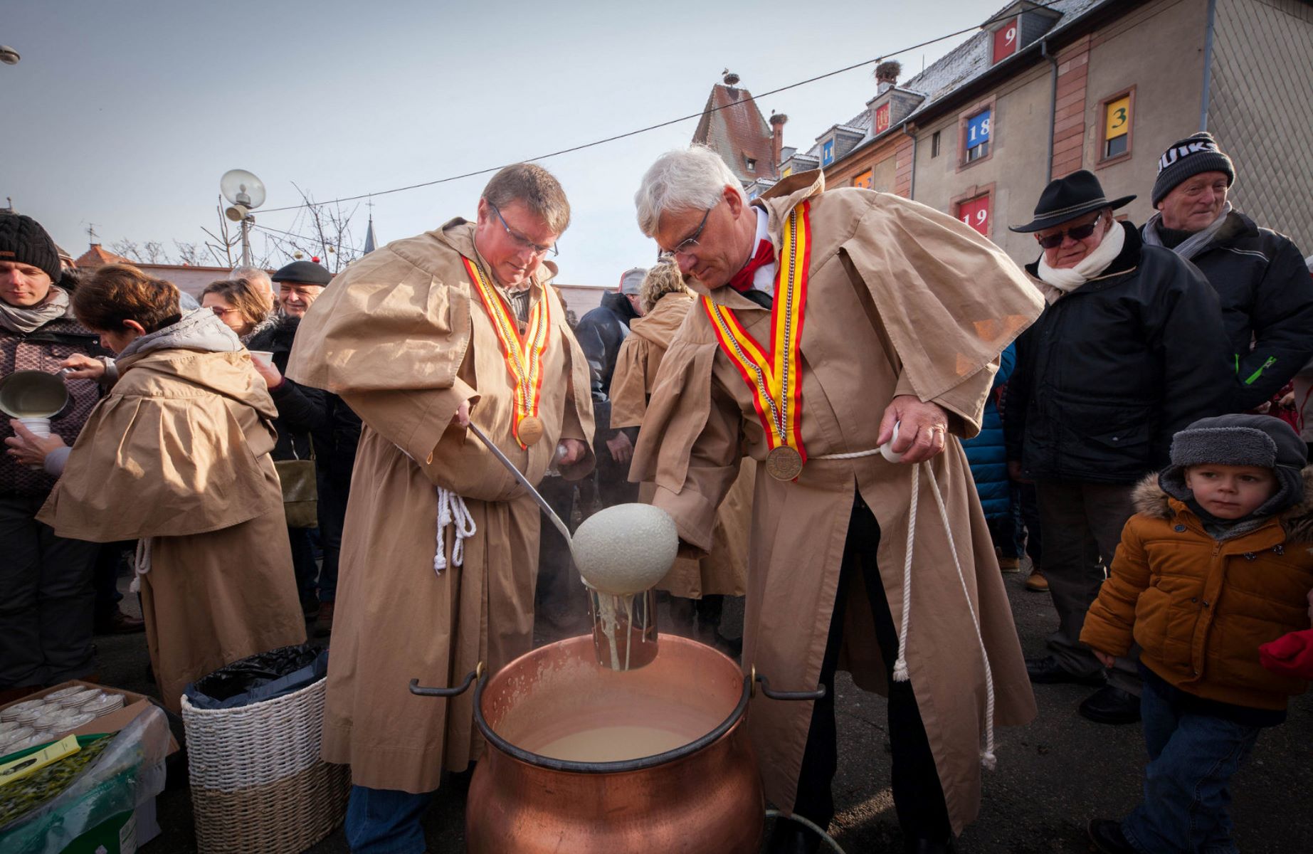 Traditional wooden chalets and local specialities, including Munster cheese soup, fill the Christmas market in Munster, Alsace. ©V. Schneider - ADT