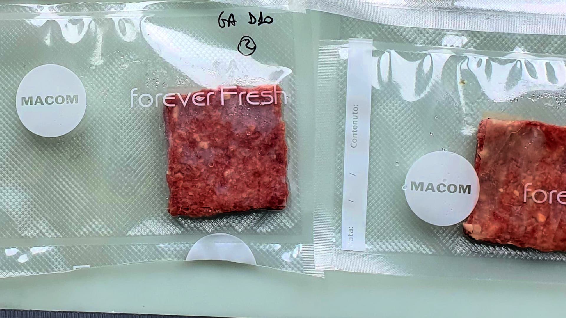 Beef samples sealed in packaging films during laboratory tests evaluating the ability of olive pit extract to slow oxidation and extend food shelf life.